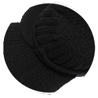Черные кепка и шарф - фрагмент