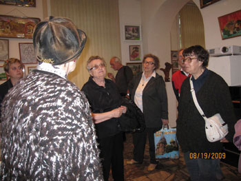 Светлана Бабушкина отвечает на вопросы посетителей выставки.
