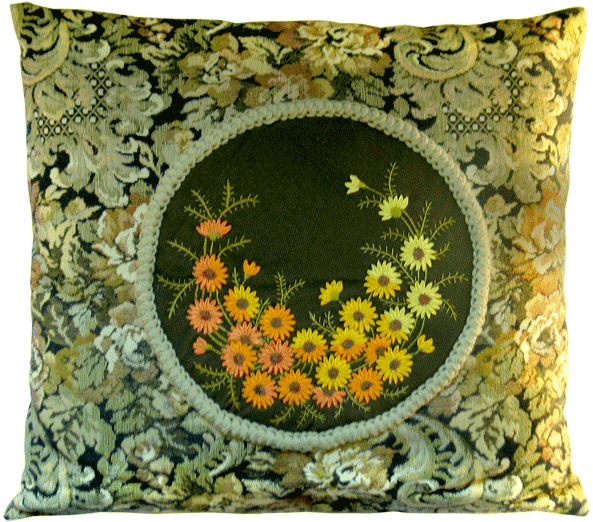 Cushion cover with daisies